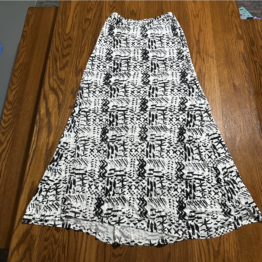 Billabong full length cotton skirt black and white pattern size medium M summer